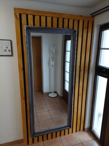een spiegel aan een muur in een kamer bij Suite Elena in Nedelišće