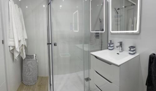 baño blanco con ducha y lavamanos en HERMOSO PISO EN EL RINCÓN DE LA VICTORIA, en Rincón de la Victoria