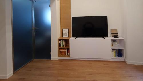 A television and/or entertainment centre at Tolli Colosseo Apartment