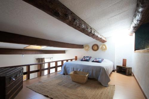 una camera con un letto di Appartement le Mehari a Cassis