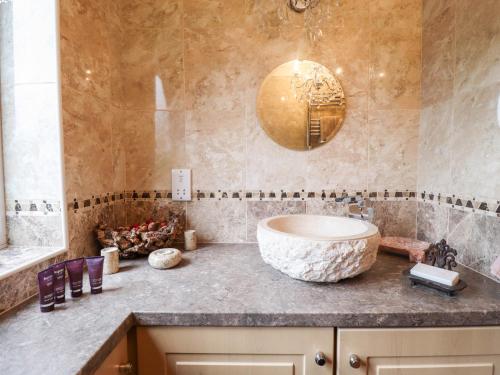 baño con lavabo grande y espejo en Tawny Owl Cottage, en Louth