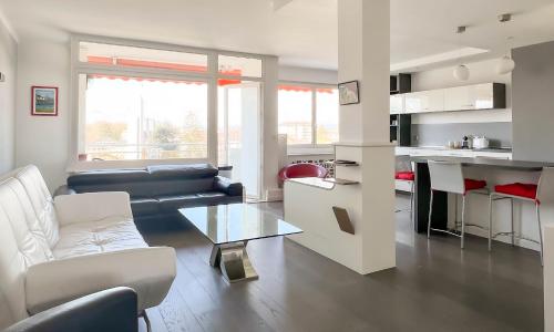 un salon avec un canapé et une table dans l'établissement Penthouse vue incroyable lac et montagnes, à Annecy