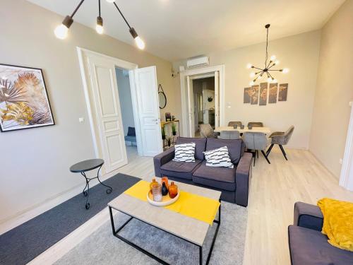 布達佩斯的住宿－Podmaniczky Deluxe Apartment，客厅配有沙发和桌子