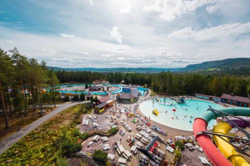 einen Luftblick auf einen Wasserpark in der Unterkunft Norsjø Hotell in Akkerhaugen