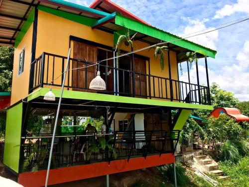 une maison avec un vert et un jaune dans l'établissement Chompunud House589 ชมพูนุชเฮ้าส์589, à Ban Don Klang
