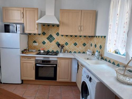 西让centre historique et proche mer的配有白色冰箱和水槽的厨房