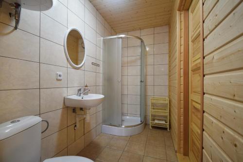 y baño con aseo, lavabo y ducha. en Domek Letniskowy Diana en Pogorzelica