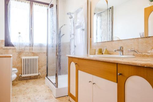 a bathroom with a sink and a shower at Villa Le Rose - 5 minuti dal mare e Misano World Circuit in Misano Adriatico
