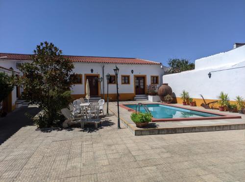 a house with a swimming pool in a yard at Casa de São Cucufate - Casa de Campo in Vila de Frades
