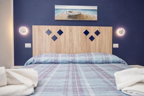 1 dormitorio con 1 cama con cabecero de madera en B&B DieMme Amalfi Coast en Vietri