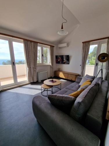 sala de estar con sofá y mesa en Villa Dalmatino, en Brela
