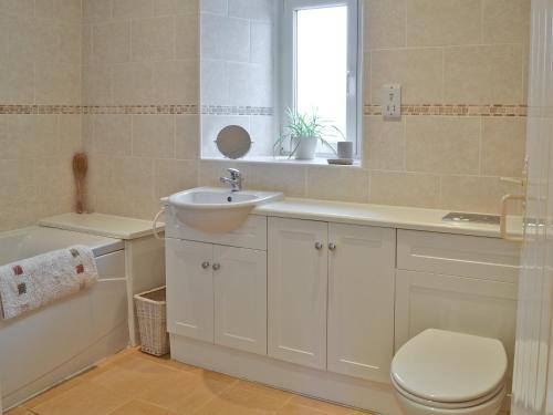 łazienka z umywalką, toaletą i wanną w obiekcie Lowmill w mieście Kirkby Stephen