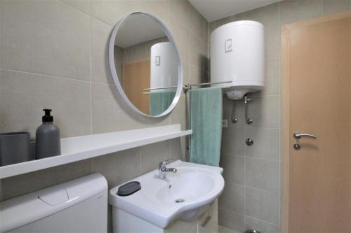 un baño con lavabo y espejo en APP Mirjam - Savudrija, Umag, en Savudrija