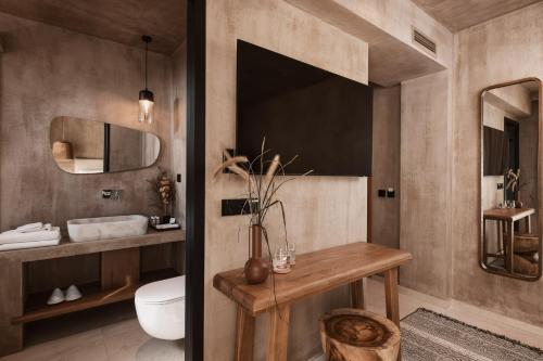 La salle de bains est pourvue d'un lavabo, de toilettes et d'un miroir. dans l'établissement Myra Hotel, à Kavala