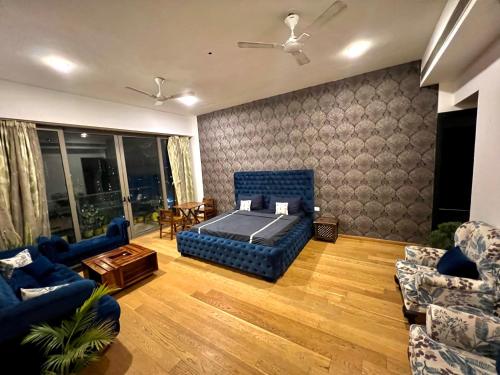uma sala de estar com uma cama e dois sofás em luxury master bedroom with bathtub n private entry best for parties em Nova Deli