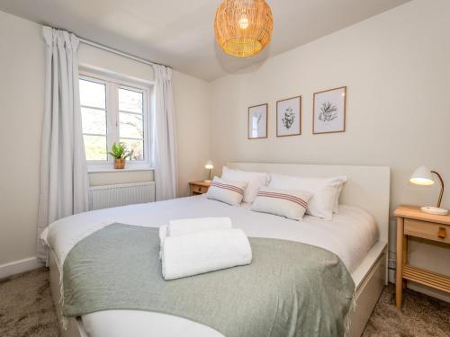 Llit o llits en una habitació de Pass the Keys Brand new 1 bedroom modern contemporary apartment