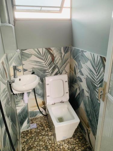 Un baño de ASHBURN'S TRANSIENT Bauang La Union - BARKADA ROOM, LIMITED PARKING, SELF CHECK-IN, SELF SERVICE