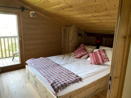 sypialnia z łóżkiem w drewnianym domku w obiekcie Three bedroom Apartment, Samoens, Grand Massif w mieście Samoëns