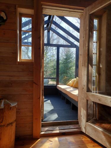 une chambre avec une grande fenêtre dans une cabine dans l'établissement Puise saunahouse and outdoor kitchen at Matsalu Nature Park, à Puise