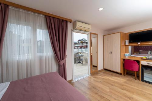 ein Hotelzimmer mit einem Bett und einer Glasschiebetür in der Unterkunft Hotel Black Pearl in Istanbul