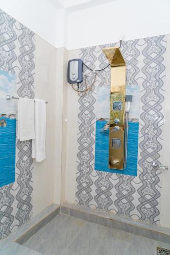a bathroom with a pay phone in the wall at Anoo Garden Villa in Trincomalee