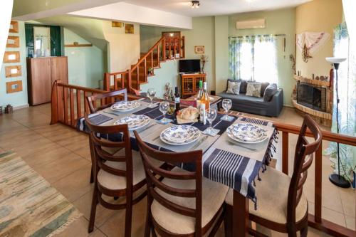 comedor con mesa y sillas y sala de estar en Villa Oz IPS Kokkino Chonrio, en Kókkinon Khoríon
