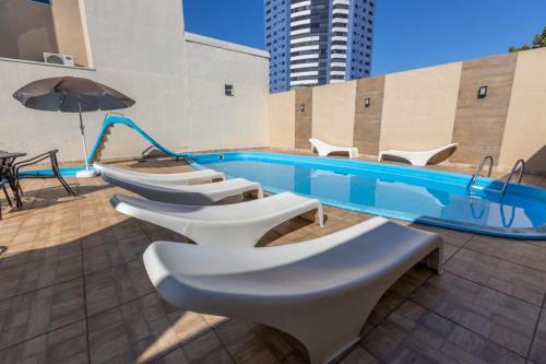 uma fila de casas de banho ao lado de uma piscina em Hotel Lawrence em Foz do Iguaçu