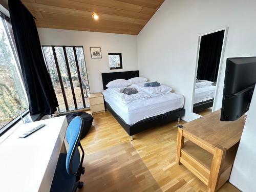Postel nebo postele na pokoji v ubytování Cosy and family friendly house in Reykjavik centrally located in Laugardalur