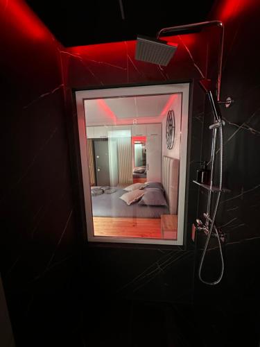 um espelho num quarto com uma cama e um chuveiro em FANTASY ROOM em Iaşi