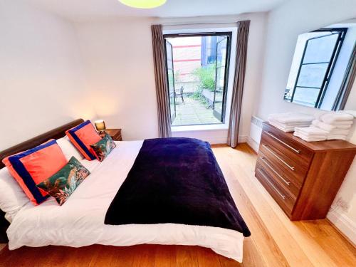 Un dormitorio con una cama grande y una ventana en Deluxe Entire Apartment Between Covent Garden and St Pauls Cathedral en Londres