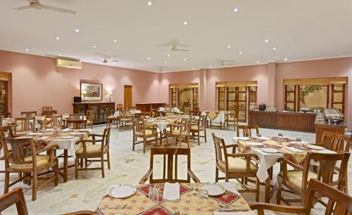 Un restaurante u otro lugar para comer en Dev Vilas