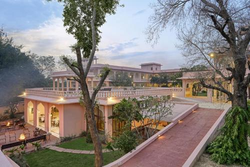 an exterior view of a house with a courtyard at Dev Vilas in Sawāi Mādhopur