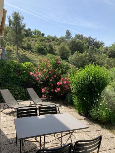 T2 Classé 2* calme au coeur du village provençale