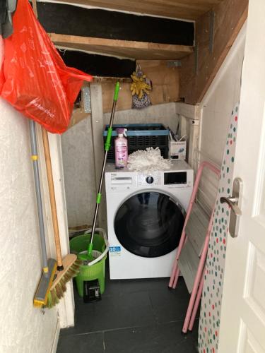 uma máquina de lavar roupa numa pequena casa com uma lavandaria em Marie Louise em Montreuil