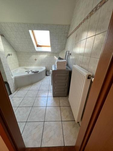une salle de bain avec une baignoire et un lavabo et une baignoire dans l'établissement 3A RUE JEAN BAPTISTE WENDLING, à Ribeauvillé