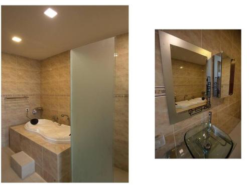 een badkamer met een wastafel en een spiegel bij Dawn Light Villa, Sire in Tanjung