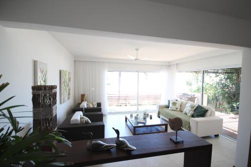 a living room with a couch and a table at Casa Surucuá com localização espetacular frente à Praia do Centro de Pipa - 2 a 4 quartos suite in Pipa