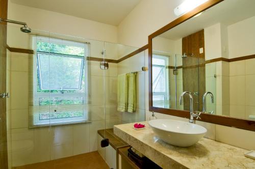 uma casa de banho com um lavatório e um espelho em Casa Surucuá com localização espetacular frente à Praia do Centro de Pipa - 2 a 4 quartos suite em Pipa