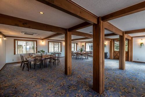 沼津市にあるSUNSET OCEAN VIEW VACATION VILLA BLUE LAGOONのテーブルと椅子が備わる広い客室です。