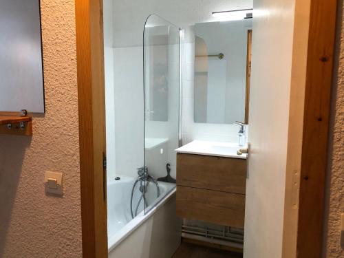 une salle de bain avec une baignoire, un lavabo et une douche dans l'établissement Appartement cosy, au pied des pistes, cœur de station, proche commerces et école de ski - FR-1-181-2498, à La Plagne Tarentaise