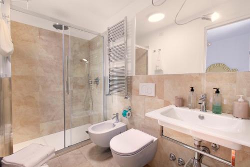 a bathroom with a toilet and a sink and a shower at AMORE RENTALS - Resort Ravenna - Villa Dama in Massa Lubrense