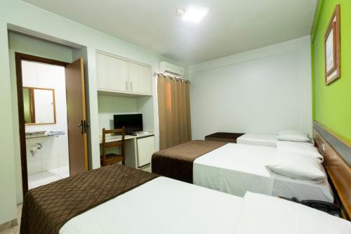 Postel nebo postele na pokoji v ubytování Hotel Lawrence