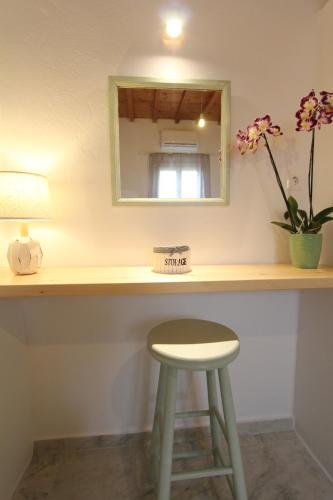 un comptoir avec tabouret et miroir dans l'établissement Villa Rouvis with outdoor Hot Tub, à Ligaridia