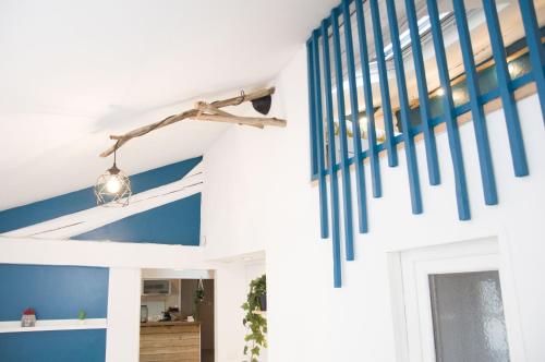 a room with blue and white walls and a light fixture at MAGNOLIA-6 Min de la Gare - Baignoire Balnéo- Wifi Gratuit in Melun