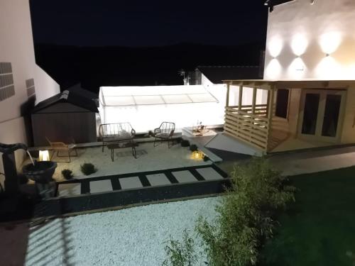 una vista aérea de un patio trasero por la noche con una casa en PortoSantiago Boutique & Rooms, en Portomarín