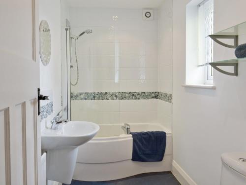 a bathroom with a sink and a tub and a toilet at Little Stretton in Bigbury on Sea