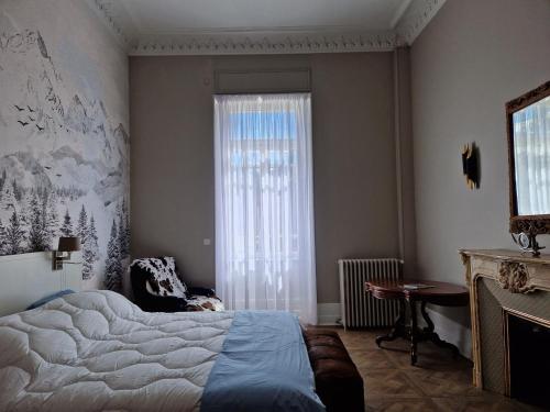 een slaapkamer met een groot bed en een raam bij Appartement Jausiers, 4 pièces, 8 personnes - FR-1-165B-18 in Jausiers