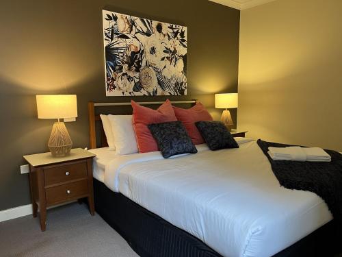 1 dormitorio con 1 cama grande y 2 lámparas en 501 Sky High Cbd Style With Parkingpool en Perth