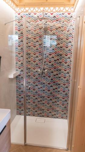a shower in a bathroom with a shower curtain at Apartamenty Osada Biała Woda Szczawnica Jaworki in Szczawnica