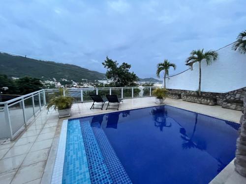 a swimming pool on the roof of a building at Casa com vista pro Cristo Redentor in Niterói